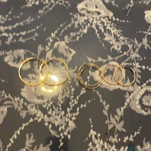 Smycken - Jättesnygga örhängen, halsband och armband. Både i guld och silver. Dessutom finns det ett fjäril halsband som matchar fina fjärils örhängen.