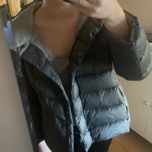 Colmar jacka  - Säljer nu min jättw snygga jacka från colmar då den är för liten för mig står att de är storlek 44 men skulle säga att de är en xs-s, ena dragkedjan är sönder kan skicka bild på de privat om de önskas💗