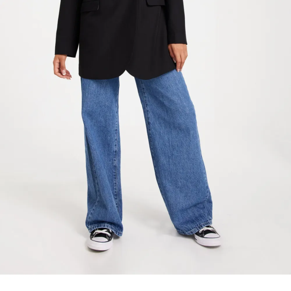 Säljer dessa superfina jeans då den tyvärr inte kommer till användning. Low waist och är vida i benen storlek w29/l32. Passar mig bra som brukar ha 38/M i referens och är 169 lång! Använd gärna ”köp nu”. Jeans & Byxor.