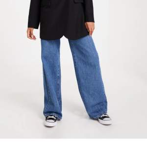 Säljer dessa superfina jeans då den tyvärr inte kommer till användning. Low waist och är vida i benen storlek w29/l32. Passar mig bra som brukar ha 38/M i referens och är 169 lång! Använd gärna ”köp nu”