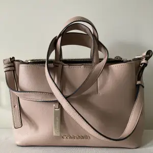 Knappt använd äkta Calvin Klein handväska säljes nu för 1800kr.  Köparen står för fraktkostnad.  Höjd 20cm, bredd 30cm och djup 11cm. 