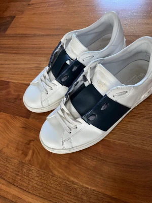 Valentino - Sjukt snygga valentino garavani skor i storlek 43. Färgen på linjen är mörkblå. Passar perfekt nu till hösten och vintern.  Dustbag och låda medkommer!! Skick 9/10