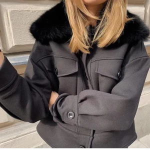 Meotine Jacka - Säljer nu min älskade meotine jacka då det inte är min stil längre. Inga defekter och alla knapparna sitter kvar, sparsamt använd. Priset går att diskutera🕺💘