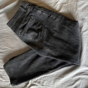 Svarta weekday jeans space. Storlek 28/32 använda ett par gånger men ganska bra skick pris 400kr