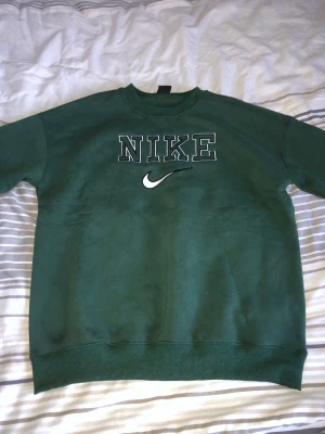 Nike sweatshirt  - Vintage nikesweatshirt i grön färg i storlek M. Oanvänd och i nyskick. Har du möjligtvis en fråga 🙋‍♂️ så är det bara att fråga på.