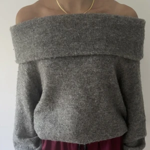 Offshoulder tröja - Säljer min superfina tröja som är offshoulder då den aldrig kommit till användning! Den är i superfint skick!! BUDGIVNING ÄR BINDANDE!