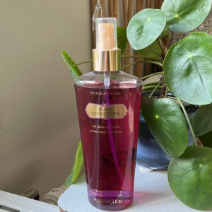Victoria’s secret Pure Seduction-parfym - Victoria’s secret mist med doften Pure Seduction. Använd ett fåtal gånger, finns vad jag vet inte att köpa ny längre🩷🩷