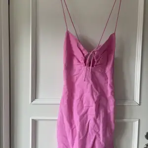 Ganska kort klänning med öppen rygg, från Bershka. Aldrig använd 