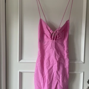 Klänning - Ganska kort klänning med öppen rygg, från Bershka. Aldrig använd 