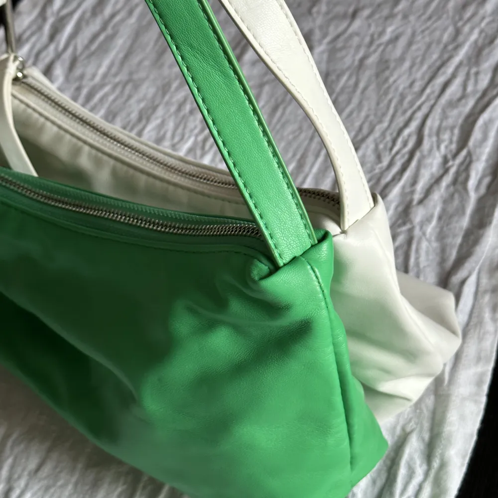 Två söta små handväskor från pull&bear, säljer båda för 100kr!❣️ Skriv vid frågor och fler bilder💕. Väskor.