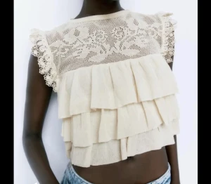 Zara blus  - Säljer denna superfina blusen från zara då den inte kommer användning längre💕 den har inga defekter eller fläckar, hör av er vid frågor eller intresse💕