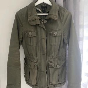 Tunn jacka  - Super gullig grön jacka från h&m! Tyvärr för liten för mig 🩷