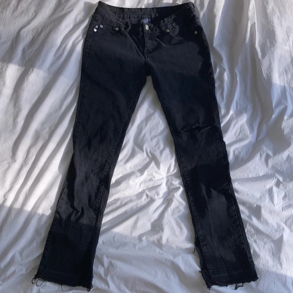 jättefina victoria stretch beckham jeans! har klippt hål i knät, en slits och sprättat upp de längst ner så de blir längre, i använt skick. innebenslängden är runt 83cm<3<3. Jeans & Byxor.