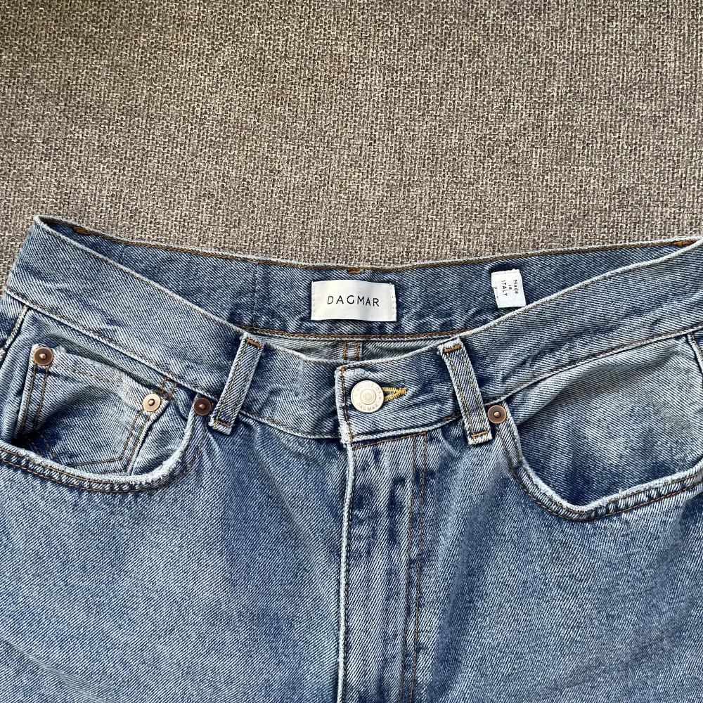 Fräscha och snygga jeans från House Of Dagmar som sitter fantastiskt väl. Högmidjade och loose fit/raka jeans. Nypris ca 2200 kr!! Något slitna vid märkeslappen men annars som nya. Materialet är jeans i 100% bomull och är tillverkade i Italien.. Jeans & Byxor.
