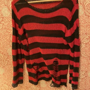 Långärmad tröja/undertröja - Tunn ihålig designad långärmad tröja/undertröja. Den passar perfekt att ha under en T-shirt. Emo känsla  