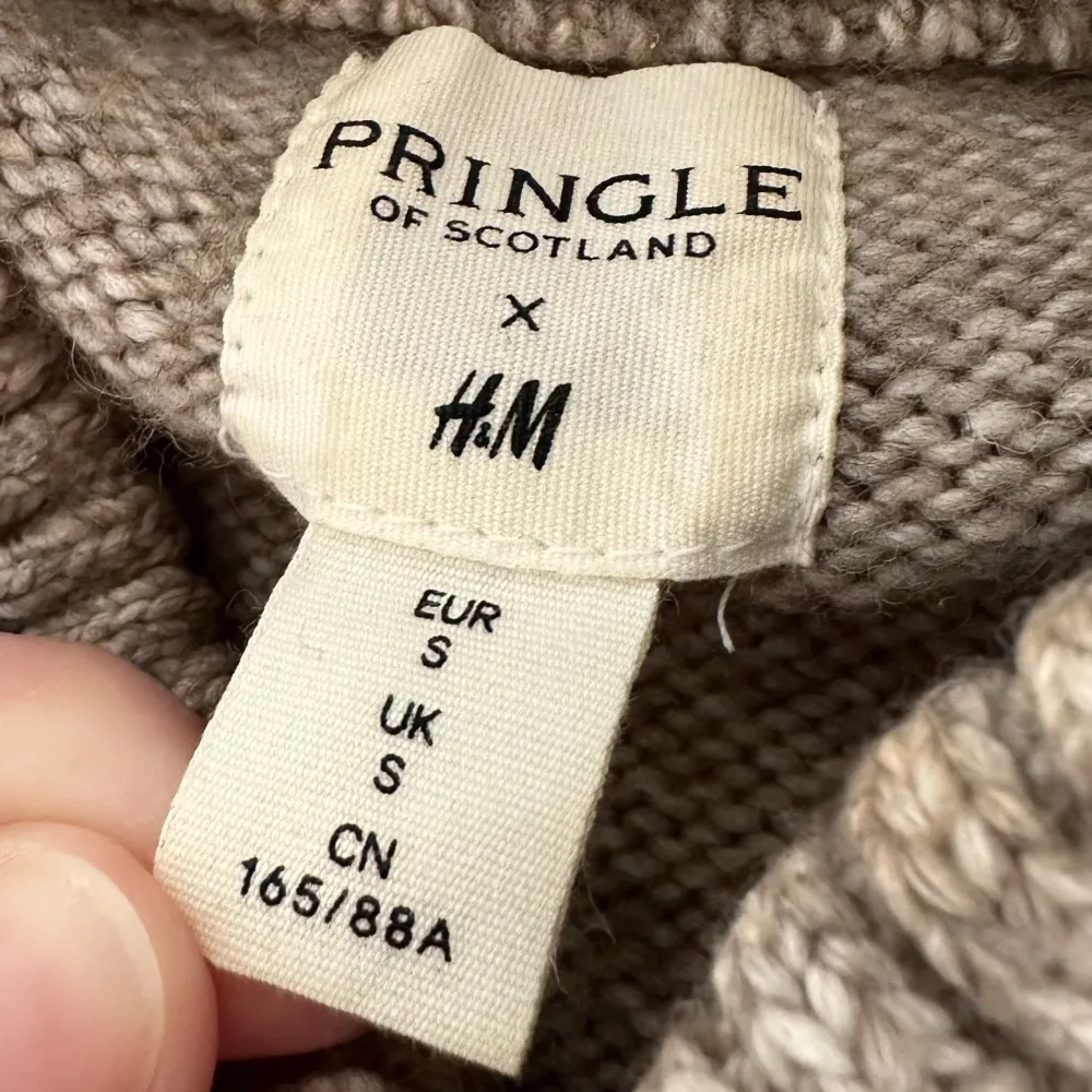 Stickad tröja med liten polokrage, brun- och beigemönster🤎 Från HMs kollektion med Pringle of Scotland. Använd men inga defekter.. Stickat.