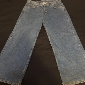 Baggy Jeans | The ragged priest - Vida/baggy jeans som jag inte längre använder. Har minimalt med heeldrag, är annars i helt ny skick! Fler bilder kan skickas vid begäran. 