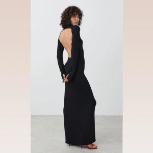 Långklänning  - Super fin långklänning med öppen rygg!❤️storlek xs, men passar både s & m även då det är soft touch stretchigt tyg Nypris: 450kr