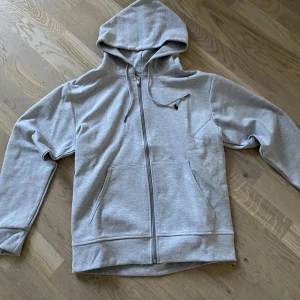 Ralph lauren zip - 10/10 skick Använd typ 5-6 gånger Säljer pga urväxt 