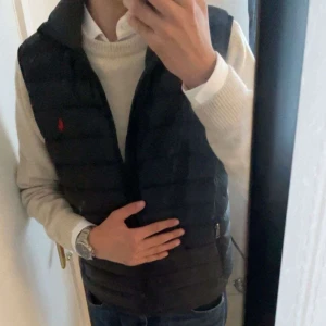 Ralph lauren väst - Säljer min ralph lauren väst i storlek M, välbevarad, mycket bra skick o inga hål. Nypris ligger runt 2700kr💸. Använd endast bara denna sommarn. Hör av er för mer bilder eller info. Köpare står för frakt 🚚 