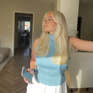 Isblå halterneck topp 💘 - Jättefin halterneck topp från mango, använd två gånger, storlek M men passar även S 💌 (är öppen för att diskutera pris)