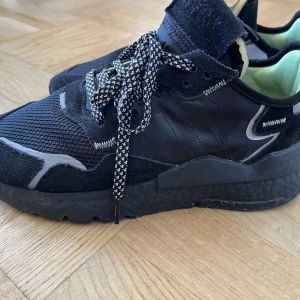 Adidas sneakers  - Ett par Addidas skor i fint skick. Storlek 41 1/3. Säljer pga de är en aning stora.  Mvh Magnus 