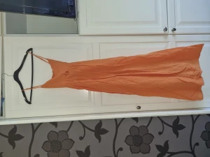 Orange klänning - Orange klänning  Hämtas hos mig