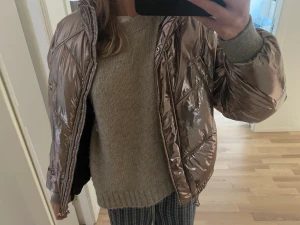 Guldig jacka - Perfekta after ski jackan💗 köpt från hm förra året för 699kr