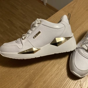 Vita sneakers  - Vita sneakers från guess. Knappt andvända. 1600 i nypris. De är lite små i storleken.
