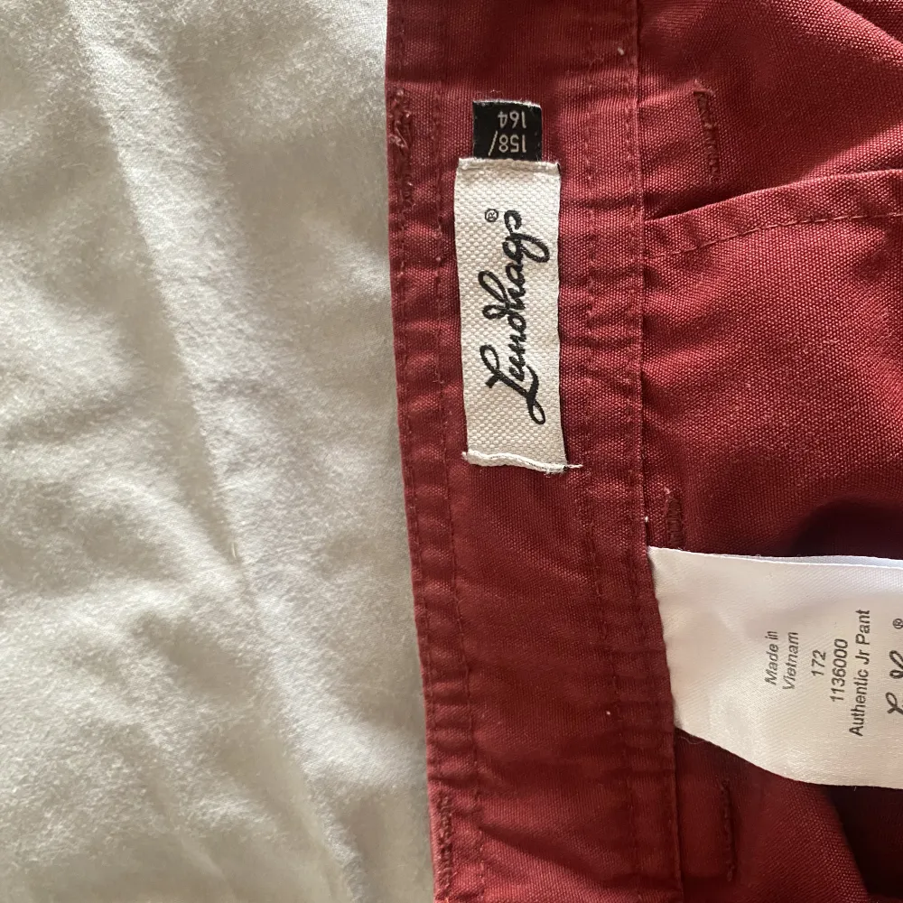 Ett par röda frilufts- byxor som är försmå för mig så jag säljer dom men dom har måla färg på ena sidan 💗. Jeans & Byxor.
