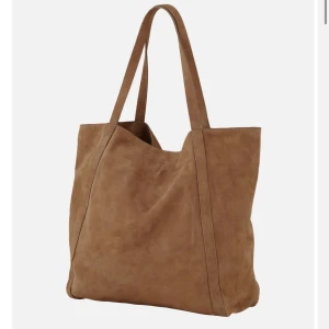 Shopper Väska  - Helt ny Beck Söndergaard väska i modellen Suede Eden Bag - Brown. 100% mocka. Endast använd två gånger. Nypris 1429kr 