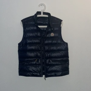 Vest ”Moncler gui” - 9/10 skick En extremt efterfrågad färg på denna Model av Moncler vestar. Nfc scan funkar självklart, 