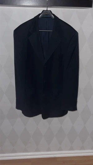 Hugo Boss Kavaj - Jättefin Hugo Boss Kavaj i nästan nyskick, inga hål eller skavanker, passar mig perfekt i längd och form som är 190cm 