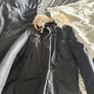 Parajumper vinterjacka  - Parajumper right hand vinterjacka, storlek S, svart, nyskick, äkta (finns även kvitto), köpt på johnells, använd Max 5-6 gånger, (pris kan diskuteras)