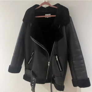 höst/vinter jacka 🍂🍂🩵🩵 - Sjukt nice, passar perfekt inför hösten!❤️ INTE MIN BILD! * min har fake päls *🫶🏼 (Inte från Nakd) 