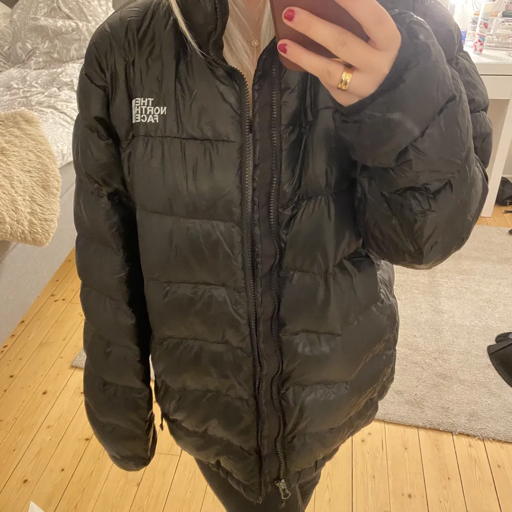 En gammal modell av North face jacka! Inte mycket använd men är i bra skick💓 oversized . Jackor.