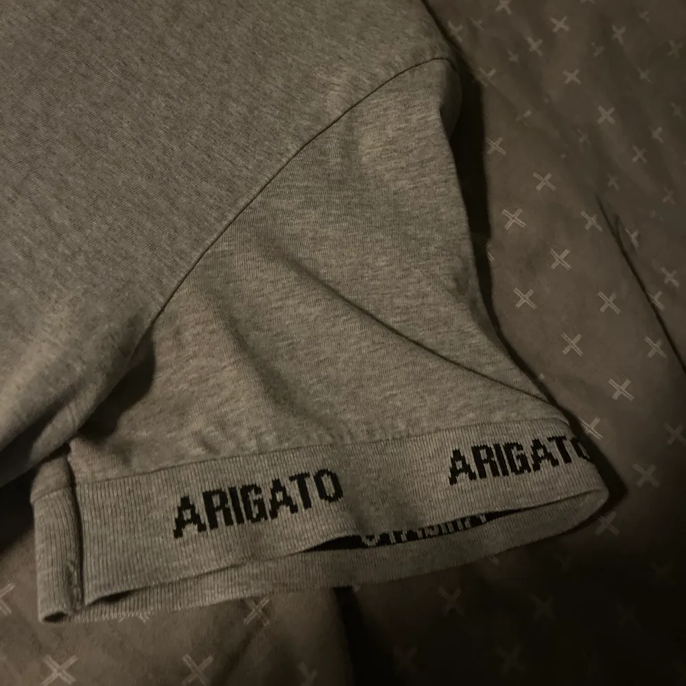 då var det dags att sälja denna sjukt snygga och framförallt oanvända arigato t-shirt!  Inte använd alls , inga hål/defekter/smuts eller fläckar! St medium 10/10 i skick!!. T-shirts.