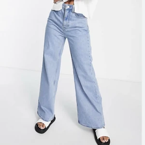 Weekday jeans - Jeans i modellen Ace High Wide från weekday! Fint skick, normal i storleken! Storlek: W25 L30 (första bilden är lånad, samma modell men annan färg)