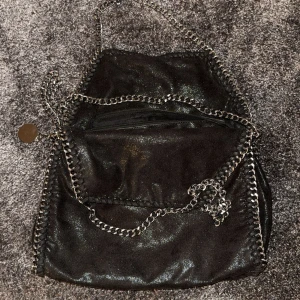 Stella McCartney liknande väska  - Stella McCartney liknande väska, super fint skick inga fel🩷 Köpt för 699