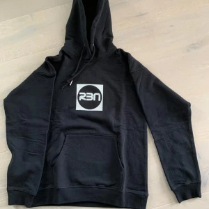 Svart hoodie  - Snygg oanvänd hoodie med tryck❤️ storleken finns på sista bilden men skulle säga att den är storlek S men oversized