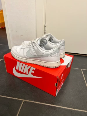 Nike dunk low - Vita retro dunk lows som jag köpte för 1.5 år sen. Den är i bra skick förutom lite creasing. Köpta för runt 1200-1300. Säljer dom då de inte kommer till användning bara att höra av sig