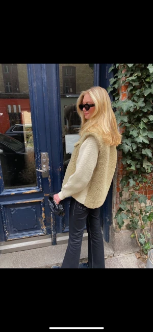 Maje jacka - Säljer min Maje jacka som jag köpte för 2 år sedan. Helt som i nyskick. One size. 