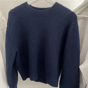 Säljer denna blåa tröjan i storlek s, aldrig använd 