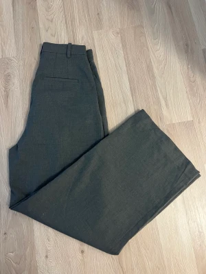 Kostymbyxor  - Kostymbyxor från H&M. Helt nya. Aldrig kommit till användning. Bär storlek 36