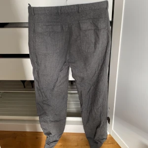 Gråa kostymbyxor  - Säljer ett pa gråa lågmidija gant kostymbyxor. Som är knappt andvända. I storlek 33/32