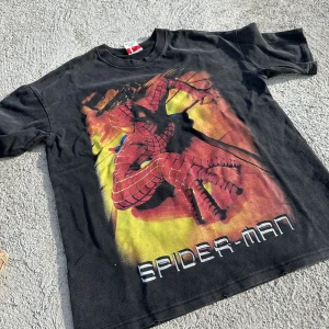 Vintage spiderman tee 🕷️ - Säljer denna vintage spiderman tee Sjukt fin fade på tröjan,  Storlek m 