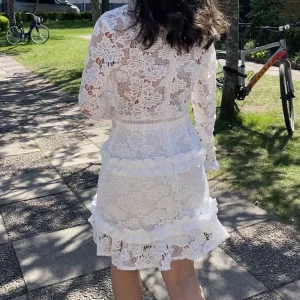 Spets vit klänning  - Säljer min fina spets klänning som är endast använd 1 gång. Nyskick. Nypris 630 kr. Passar tex till studenten👌🏽🥰 pris kan diskuteras vid SNABB AFFÄR!