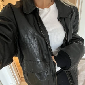 Skinnjacka - Säljer denna supersnygga skinnjackan i läder. Helt perfekt för hösten🤍 köpt vintage, skulle säga passar en storlek xs-l beroende på passform. För referens bär jag normalt storlek S!🌸