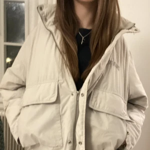 Vinterjacka Urban outfitters - Säljer min skitsnygga varma dunjacka från UO, superfint skick och sååå snygg - säljes då jag flyttar och inte får plats 💞