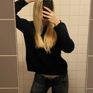 Stickad tröja - Marinblå fjällräven tröja, strl L men sitter som en S, nypris ca 1800kr säljer för 800+frakt